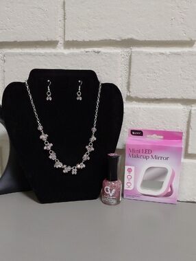 BUYERS GIVAWAY! 🎁 Necklace & Earring Set. Mini Led Light & Pink Shimmer Polish!